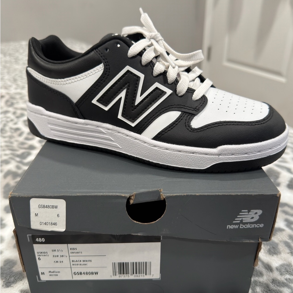 New Balance Men's Black and White Sneakers